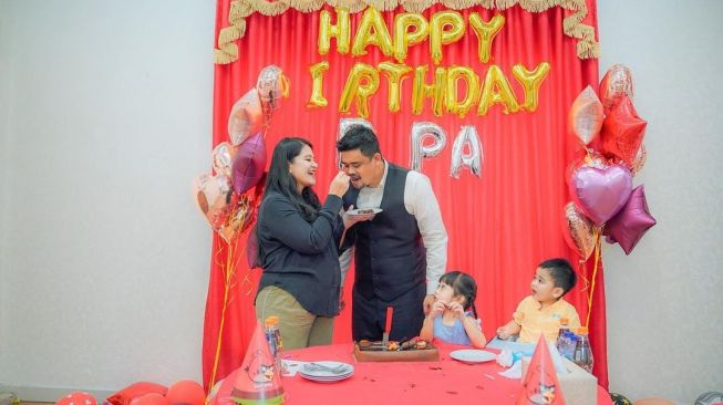 Momen Bahagia Bobby Nasution Dapat Kejutan dari Istri dan Buah Hati di Ulang Tahun ke-31