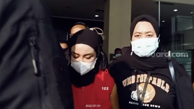 Medina Zein mengenakan rompi tahanan usai keluar dari Kejaksaan Negeri Jakarta Selatan, Kamis (7/7/2022).  [Rena Pangesti/Suara.com]