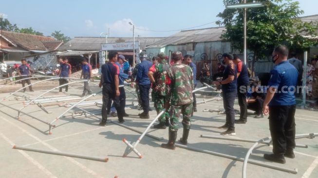 Pemkot Bandar Lampung membangun tenda darurat untuk para korban kebakaran di Bedeng Arab, Kota Karang Raya, Telukbetung Timur, Kamis (7/7/2022). [Suaralampung.id/Ahmad Amri]