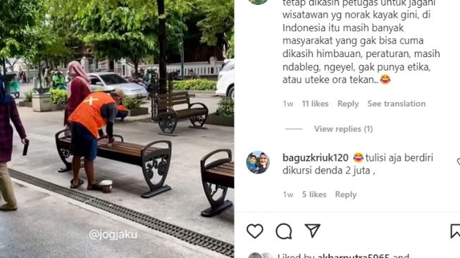 Petugas setempat saat mengecat kursi yang ada di kawasan Malioboro (Instagram/ @jogjaku).