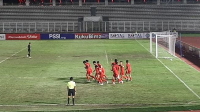 Pemain Timnas Laos U-19 merayakan keberhasilan mereka mencetak gol pertama pada lanjutan pertandingan Piala AFF U-19 menghadapi Kamboja di Stadion Madya, Jakarta, Kamis (7/7). (ANTARA/Aldi Sultan)