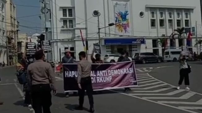 Viral Video Pembubaran Aksi Tolak RKUHP Saat Kunjungan Presiden Jokowi di Medan