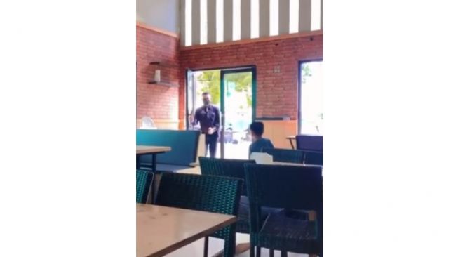 Pria Ini Awalnya Santai Buka Pintu Kaca Masuk ke Rumah Makan, Endingnya Dibikin Syok