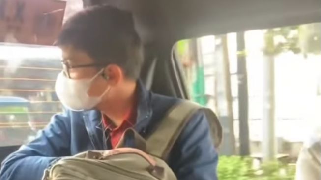 Viral Seorang Wanita Dilecehkan di dalam Angkot, Tidak Ada yang Menolong
