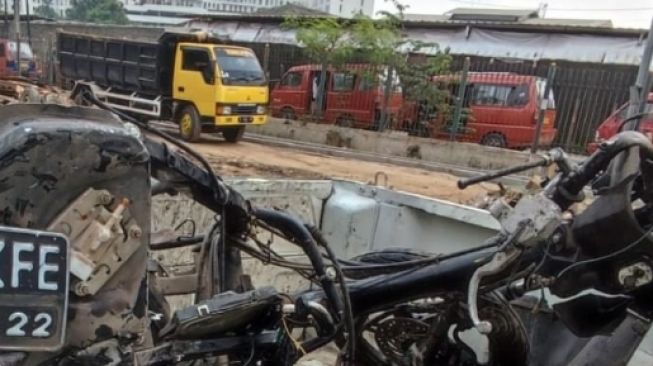 Penampakan Sepeda Motor yang Terseret Kereta Sejauh 2,5 Km di Kranji, Begini Nasib Pengemudinya