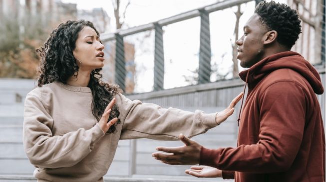 5 Inspirasi Alasan Menolak Ajakan Teman, Pernah Mencobanya?