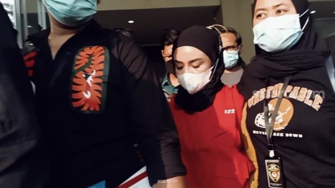 Medina Zein mengenakan rompi tahanan usai keluar dari Kejaksaan Negeri Jakarta Selatan, Kamis (7/7/2022) sekira pukul 16.08 WIB. [Rena Pangesti/Suara.com]