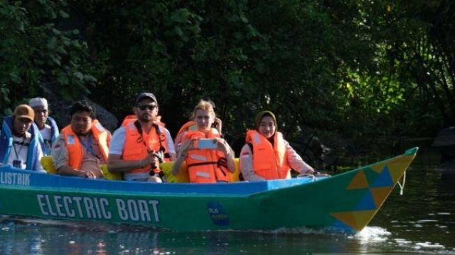 Ada Perahu Listrik di Kawasan Wisata Karst Rammang-rammang Maros