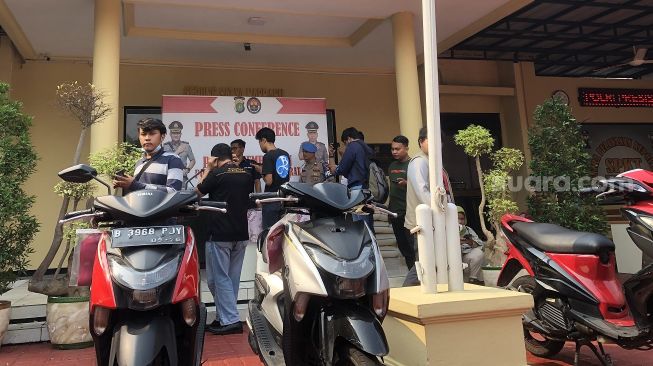 Polsek Kembangan Ringkus 3 Bandit Spesialis Maling HP, Barang Curian Dijual Rp 500 Ribu