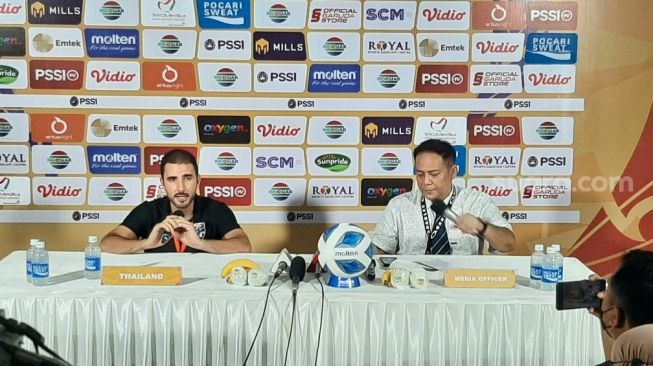 Pelatih Thailand, Salvador Valero Garcia saat konferensi pers usai laga kontra Timnas Indonesia U-19 (Suara.com/Adie Prasetyo Nugraha).
