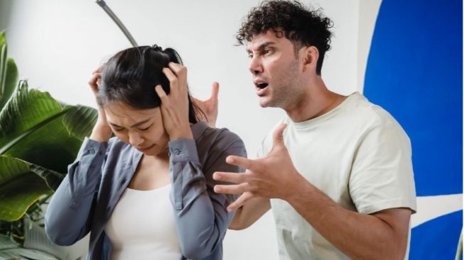 4 Cara Berhenti Terlalu Mengatur dalam Hubungan, Bikin Pasangan Nyaman!