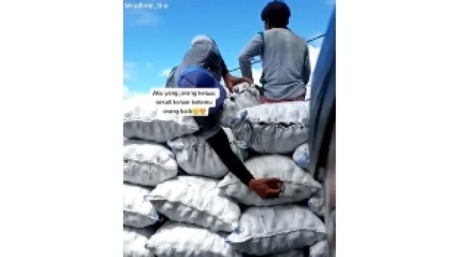 Baik Hati, Petani Ini Bagikan Salak Hasil Kebun yang Diangkut ke Pemotor