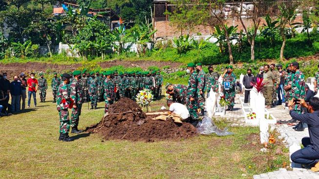 Kepala RS LB Moerdani Merauke yang Tewas Ditusuk Bawahan Akhirnya Dimakamkan Secara Militer di Bandung