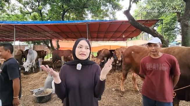 Potret Nathalie Holscher Beli Kurban. (YouTube/Nathalie Holscher)