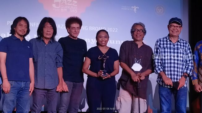Wakili Glenn Fredly Terima Award Jazz Gunung Bromo 2021, Sang Adik Tahan Tangis