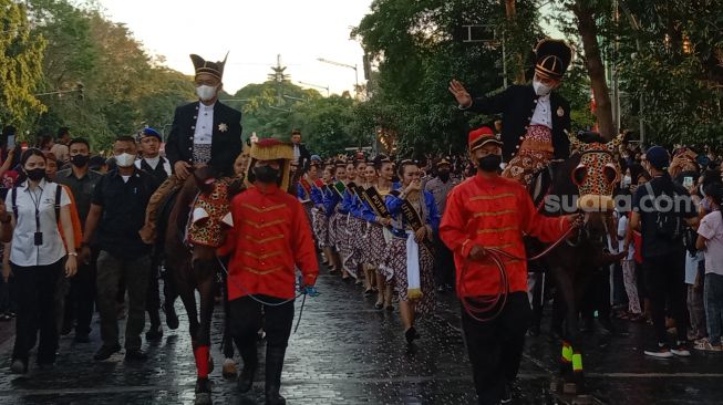 Kenakan Kostum Pangeran Keprajuritan Saat Kirab Budaya dan SBC, Gibran dan Menteri Bahlil Sapa Pengunjung