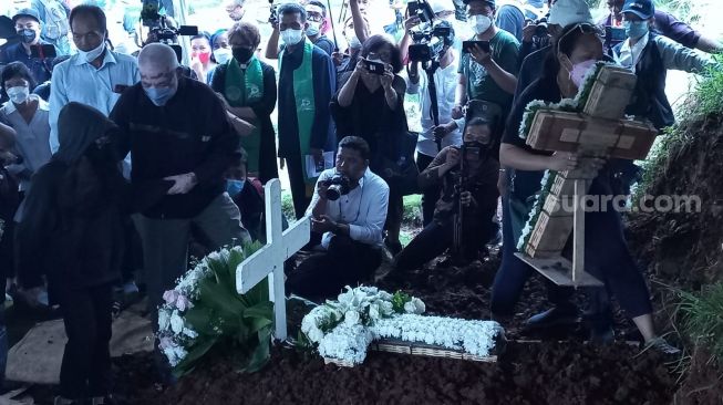 Bob Tutupoly dimakamkan di TPU Tanah Kusir, Kamis (7/72022). [Rena Pangesti/Suara.com]