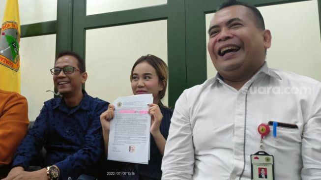 Mayang menunjukkan surat diterima menjadi mahasiswi Fakultas Ilmu Sosial dan Ilmu Politik (FISIP) Prof Dr Moestopo (Beragama). Selain bersama Doddy Sudrajat, Mayang juga berpose bareng Rektor Moestopo, Prof Dr Paiman Raharjo, Kamis (7/7/2022). [Rena Pangeti/Suara.com]