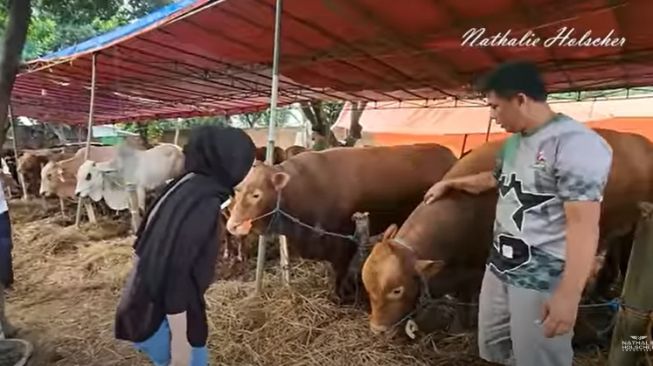 Potret Nathalie Holscher Beli Kurban. (YouTube/Nathalie Holscher)