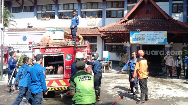 Gedung FKIP UNS Solo Kebakaran, 13 Unit Armada Pemadam Kebakaran Diterjunkan