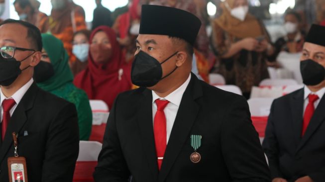 Bupati Dharmasraya Terima Tanda Kehormatan Satyalancana Wira Karya dari Jokowi
