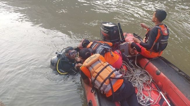 Terkendala Tak Adanya Pusaran Air, Pencarian Remaja Tenggelam di Kalimalang Dilanjutkan Besok