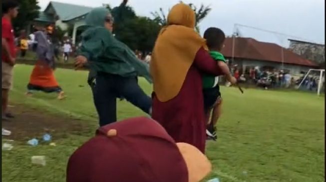 Bapak-bapaknya Tanding Sepak Bola Malah Emak-emaknya Tawuran sampai TNI Turun Tangan, Videonya Viral