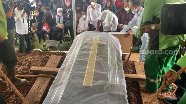 Bob Tutupoly dimakamkan di TPU Tanah Kusir, Kamis (7/72022). [Rena Pangesti/Suara.com]