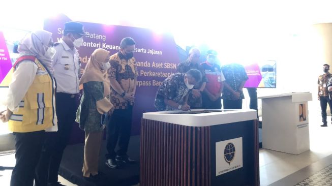 Wakil Menteri Keuangan Suahasil Nazara menandatangani prasasti aset SBSN di Yogyakarta International Airport, Kamis (7/7/2022). [ Wahyu Turi Krisanti / SuaraJogja.id]
