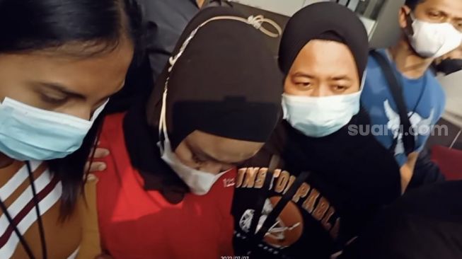 Medina Zein mengenakan rompi tahanan usai keluar dari Kejaksaan Negeri Jakarta Selatan, Kamis (7/7/2022) sekira pukul 16.08 WIB. [Rena Pangesti/Suara.com]