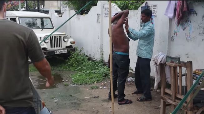 Viral Jasa Cukur di India Bukan Cuma Melayani Cukur Rambut, Tapi Juga Bulu Ketiak