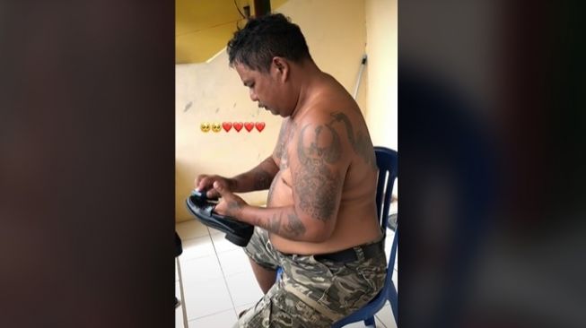 Wajah Sangar hingga Bertato, Cara Bapak Ini Semir Sepatu Anak Perempuannya Bikin Hati Adem