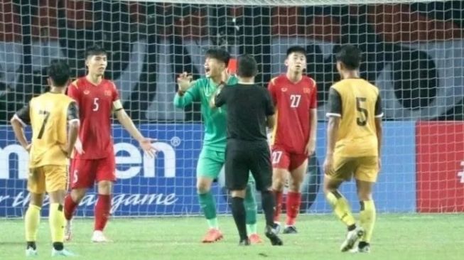 Kiper Vietnam U-19 dikartu merah. (Zing News)