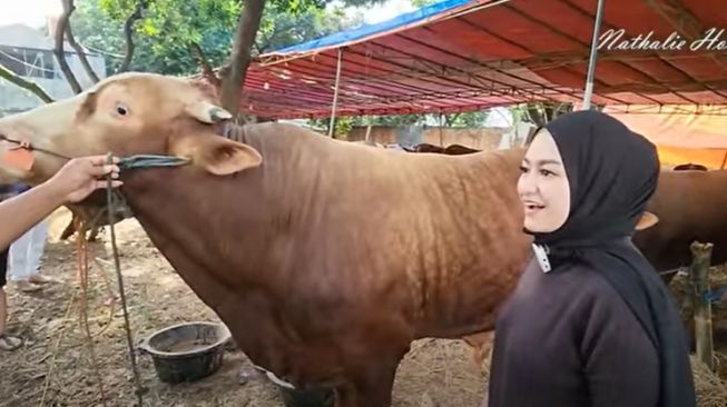 Potret Nathalie Holscher Beli Kurban. (YouTube/Nathalie Holscher)