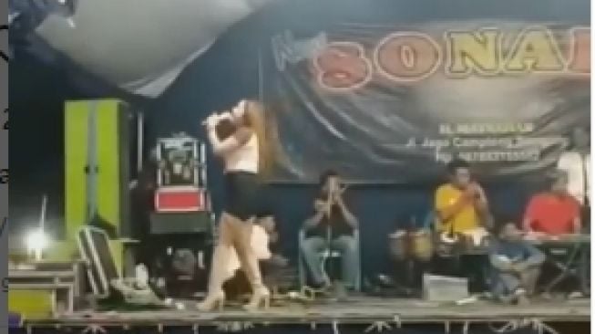 Biduan Goyang Tamu Acara Nikahan di Kuburan, Warganet Nyeletuk: Vibes Akhirat ya Gaes