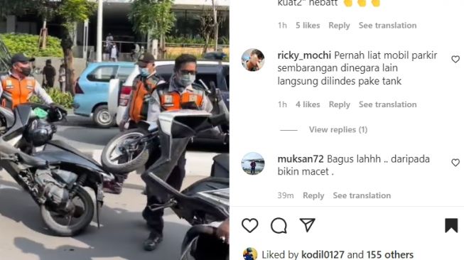 Sejumlah petugas dishub saat mengangkut motor yang parkir di bahu jalan (Instagram/ @terangmedia).