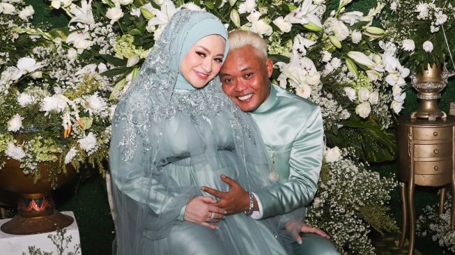 Komedian Entis Sutisna atau Sule bersama sang istri, Nathalie Holscher dan putranya, Adzam Adriansyah Sutisna saat menggelar jumpa pers usai acara akikah di Tambun, Bekasi, Jawa Barat, Jumat (21/1/2022).  [Suara.com/Alfian Winanto]