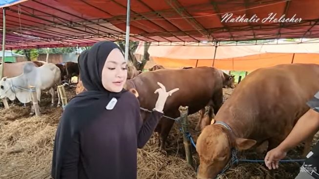 Potret Nathalie Holscher Beli Kurban. (YouTube/Nathalie Holscher)