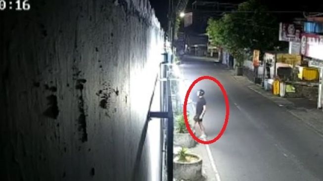 Pelaku Coret-coret Tembok Pasar di Kuta Utara Ternyata Bule, Terekam Jelas di CCTV