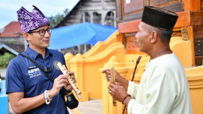 Sandiaga Uno Beri Alat Ukir untuk Pengrajin Saluang dan Bansi di Pariangan