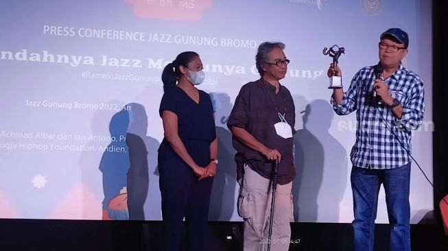 Juiza Patty, Adik mendiang Glenn Fredly wakili sang kakak terima Jazz Gunung Award di Institut Français Indonesia (IFI) Kebayoran Baru, Jakarta Selatan pada Senin (5/7/2022) [Suara.com/Rena Pangesti]