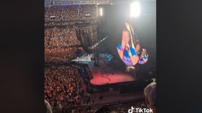 Konser Coldplay Tiba-tiba Terhenti, Vokalis Chris Martin Beri Kata-kata Menyentuh untuk Para Penggemarnya