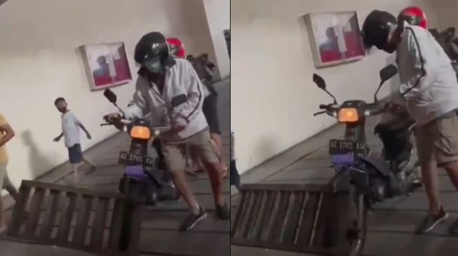 Antri Masuk Parkir, Sepeda Motor Pria Ini Malah Tersangkut Penutup Selokan