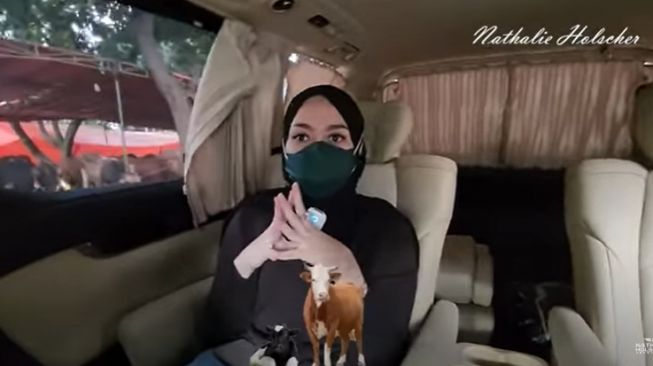 Potret Nathalie Holscher Beli Kurban. (YouTube/Nathalie Holscher)