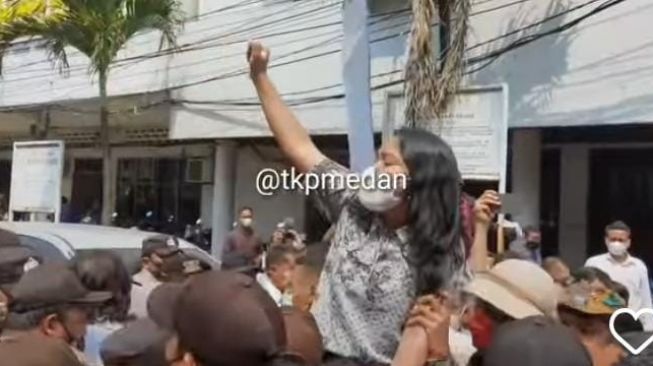 Tangkapan layar aksi menolak RKUHP di Medan, bertepatan dengan momen kedatangan Presiden Jokowi. [Instagram @tkpmedan]