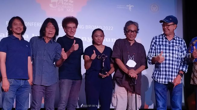 Juiza Patty, Adik mendiang Glenn Fredly wakili sang kakak terima Jazz Gunung Award di Institut Français Indonesia (IFI) Kebayoran Baru, Jakarta Selatan pada Senin (5/7/2022) [Suara.com/Rena Pangesti]