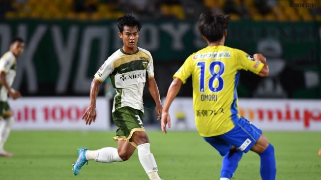 Pratama Arhan menjalani debut bersama Tokyo Verdy dalam lanjutan J2 League 2022 kontra Tochigi SC di Kanseki Stadium Tochigi, Rabu (6/7/2022). [Tokyo Verdy]