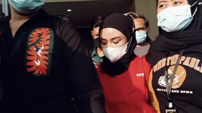 Medina Zein mengenakan rompi tahanan usai keluar dari Kejaksaan Negeri Jakarta Selatan, Kamis (7/7/2022).  [Rena Pangesti/Suara.com]