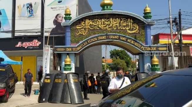 Situasi gerbang masuk lokasi Pesantren Shiddiqiyyah, Ploso, Jombang, Jawa Timur, Kamis (7/7/2022). [SuaraJatim.id/Zen Arivin]