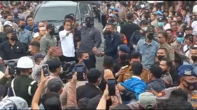 Paspampres Nyaris Kecolongan! Pemuda Beralmamater Bebas Berlari Dekati Jokowi di Nias